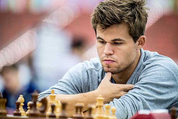 Carlsen perde a dama, mas vence o primeiro set 